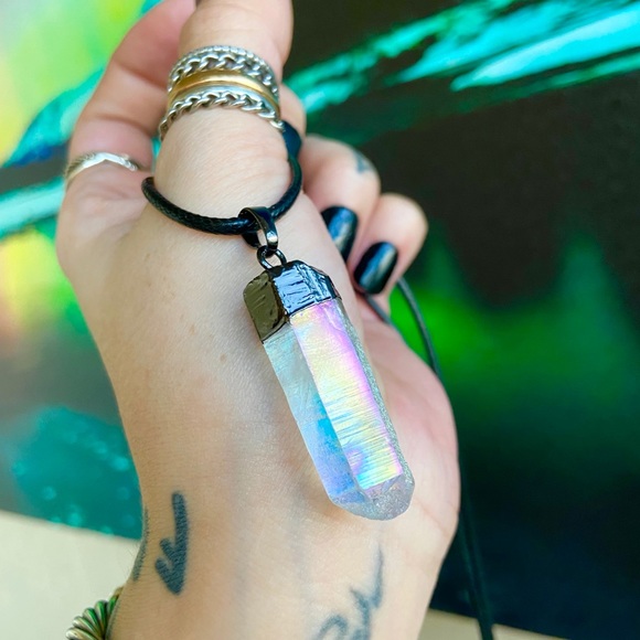 Genuine aura iridescent crystal on leather cord - Picture 5 of 12